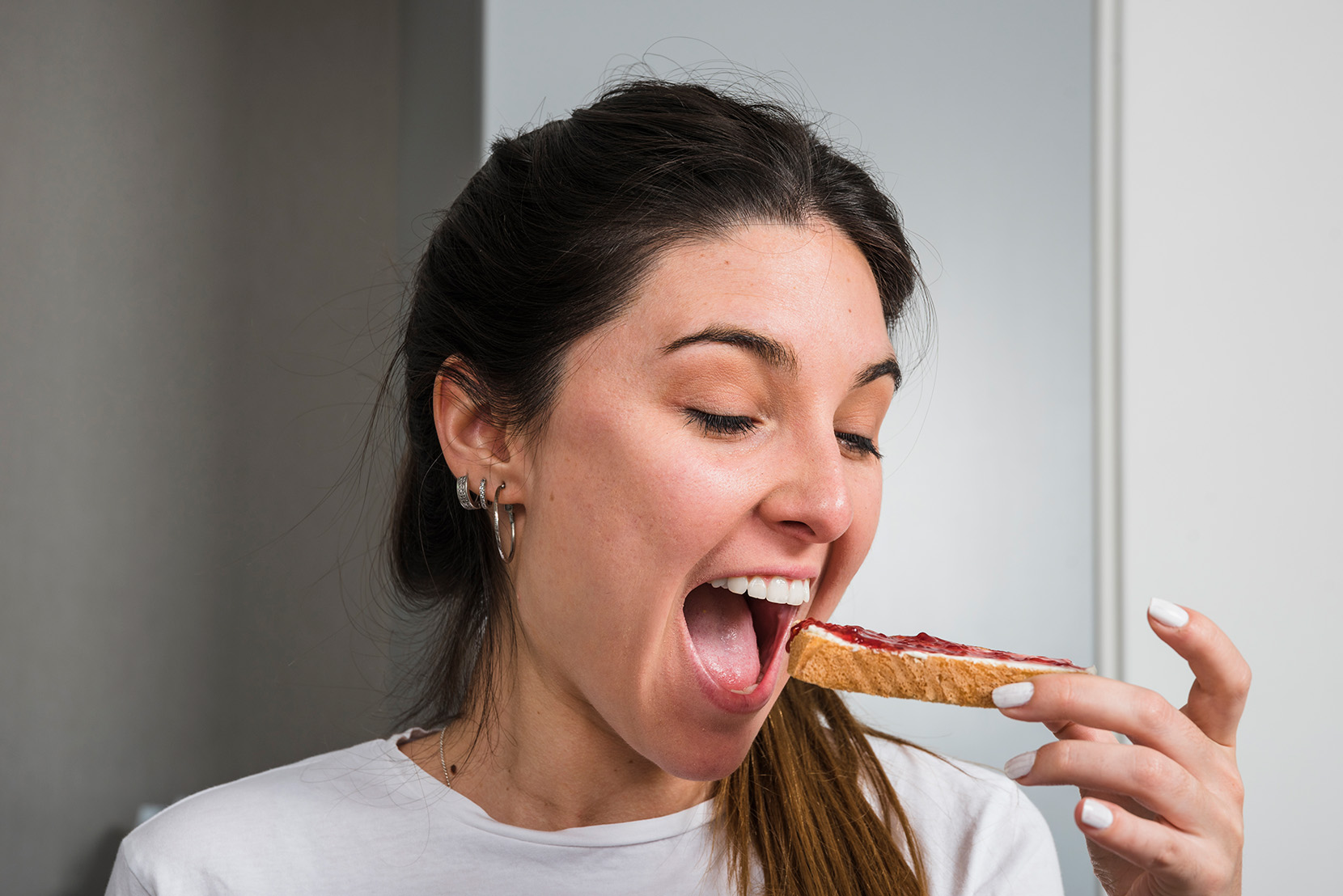 šťastná-žena-jej-toast-s-džemom